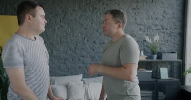 Gelukkig Homo Mannen Dansen Hebben Plezier Dan Knuffelen Uiten Liefde — Stockvideo