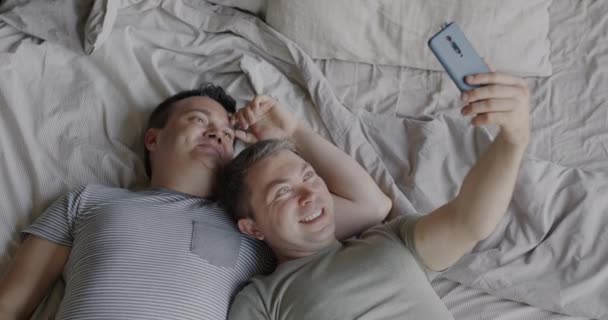 Vue Dessus Couple Gay Joyeux Faisant Appel Vidéo Ligne Parler — Video