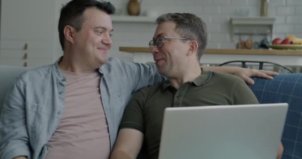 Twee Mannen Gelukkig Gay Paar Het Maken Van Online Video — Stockvideo