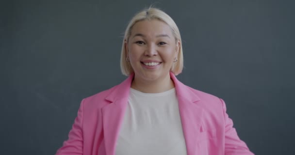 Zeitlupenporträt Einer Fröhlichen Asiatischen Geschäftsfrau Die Werbeinhalte Nach Unten Zeigt — Stockvideo