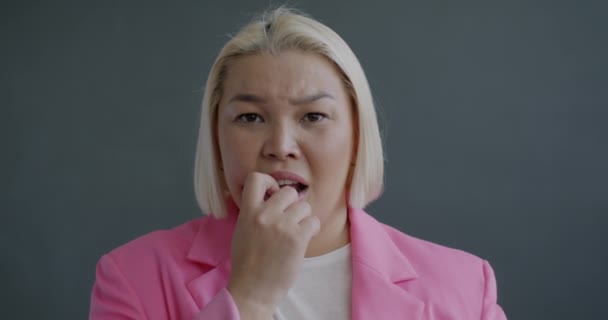 Zpomalený Portrét Ustaraného Nervózní Asijské Podnikatelky Kousající Nehty Vyjadřující Úzkost — Stock video