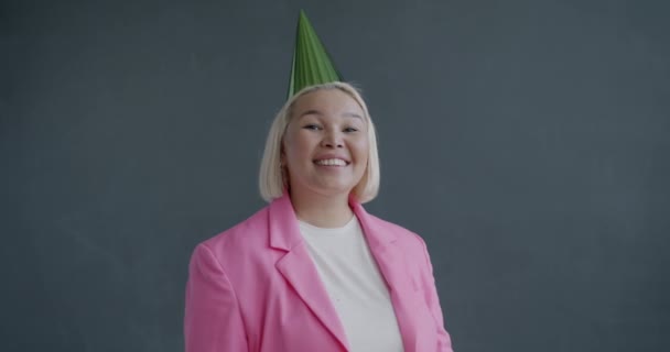Αργή Κίνηση Πορτρέτο Του Χαρούμενη Ασιατική Κυρία Φορώντας Φωτεινό Καπέλο — Αρχείο Βίντεο