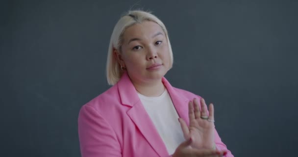 Langsom Bevægelse Portræt Ulykkelig Asiatisk Forretningskvinde Klappe Hænder Uden Entusiasme – Stock-video