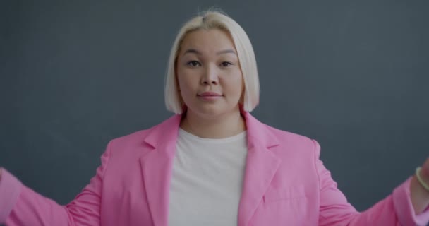 Zeitlupenporträt Einer Unbeschwerten Asiatischen Dame Die Mit Geschlossenen Augen Meditiert — Stockvideo