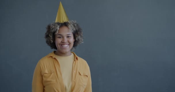Retrato Cámara Lenta Una Mujer Afroamericana Feliz Con Sombrero Fiesta — Vídeo de stock