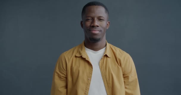 Портрет Повільного Руху Радісного Афроамериканця Який Показує Жест Руки Посміхаючись — стокове відео