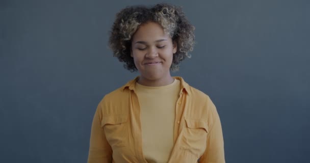 Retrato Una Linda Chica Afroamericana Mostrando Gesto Mano Del Corazón — Vídeos de Stock
