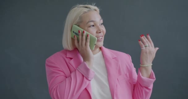 Portret Pogodnej Azjatyckiej Bizneswoman Mówiącej Przez Telefon Komórkowy Uśmiechającej Się — Wideo stockowe