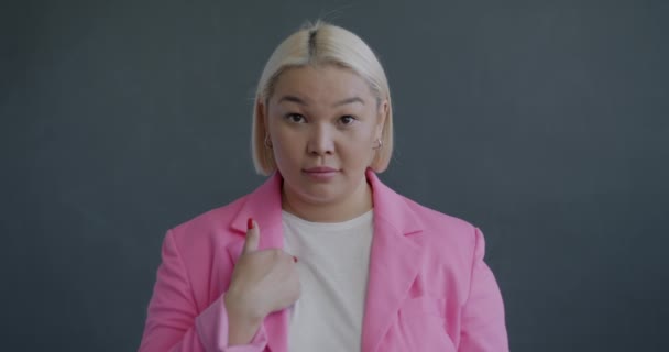 Медленный Портрет Азиатской Предпринимательницы Покачивающей Головой Говорящей Сером Фоне Отрицательный — стоковое видео