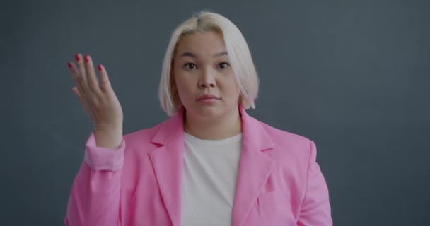 Zeitlupe Porträt Der Emotionalen Asiatischen Dame Die Mit Dem Finger — Stockvideo