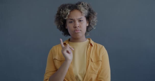 Gri Arka Planda Anlaşmazlık Uyarısı Yapan Parmağını Sallayan Başını Sallayan — Stok video