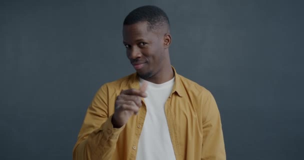 Портрет Повільного Руху Усміхненого Молодого Афроамериканця Який Вказує Камеру Робить — стокове відео