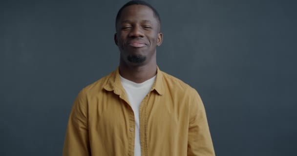 Zeitlupenporträt Eines Arroganten Afroamerikaners Der Mit Daumen Hoch Geste Auf — Stockvideo