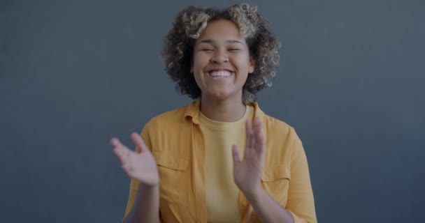 Retrato Cámara Lenta Alegre Joven Afroamericana Aplaudiendo Riendo Mirando Cámara — Vídeo de stock