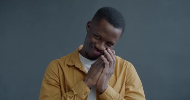Zpomalený Portrét Láskyplného Mladého Afroameričana Pocitem Zbožňování Usmívajícího Kameru Šedém — Stock video