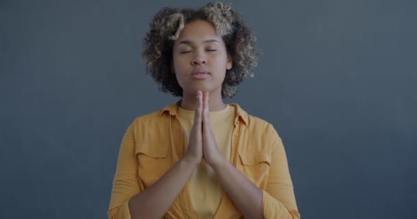 Portret Spokojnej Afroamerykanki Wykonującej Gest Namaste Medytującej Szarym Tle Koncepcja — Wideo stockowe