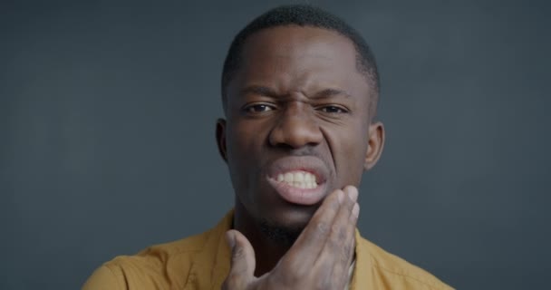 Крупный План Замедленного Съемки Портрета Несчастного Афроамериканца Страдающего Зубной Боли — стоковое видео