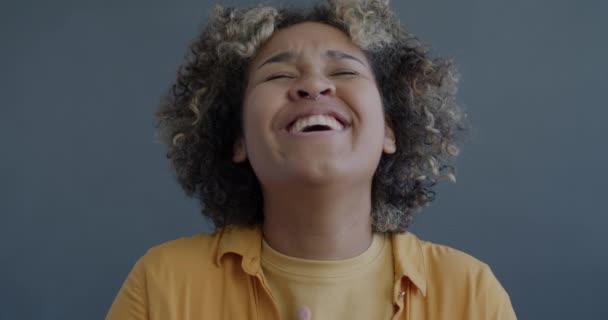 Крупный План Замедленного Съемки Портрета Радостной Афроамериканской Женщины Смеющейся Весело — стоковое видео