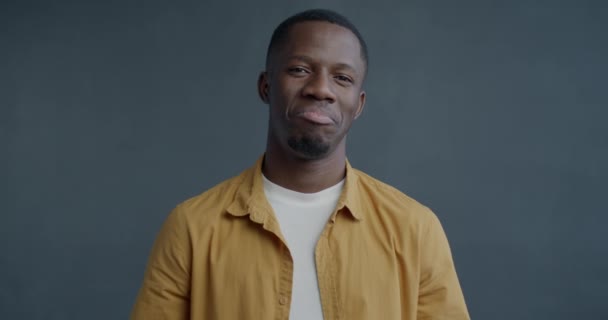 Портрет Повільного Руху Щасливого Афроамериканця Який Вказує Вниз Проханням Підписатися — стокове відео