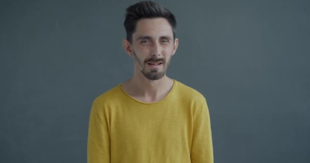 Slow Motion Porträtt Ung Man Röra Öra Försöker Höra Ljud — Stockvideo