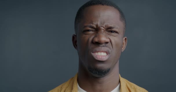 Κοντινό Πλάνο Αργή Κίνηση Πορτρέτο Του Θυμωμένος Αφροαμερικανός Κάνει Έξαλλος — Αρχείο Βίντεο