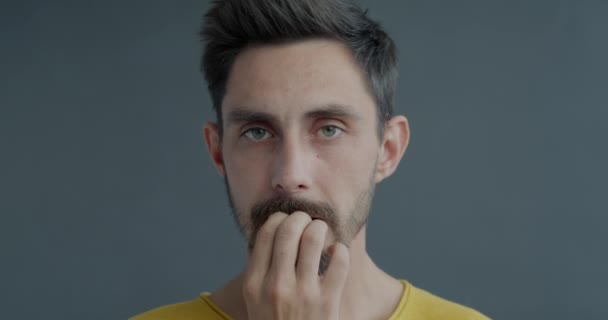 Detailní Portrét Nervózního Mladíka Jak Kouše Nehty Dívá Pocit Úzkosti — Stock video