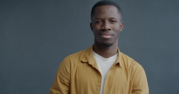 Kameraya Hayali Dürbünle Bakan Gri Arka Planda Gülümseyen Neşeli Afrikalı — Stok video