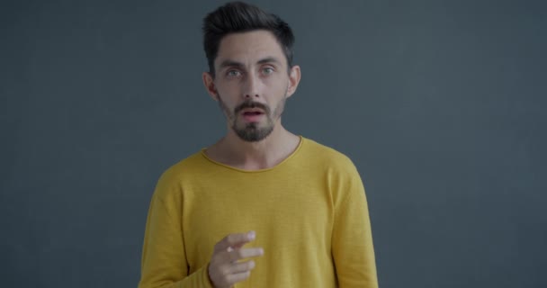 Portrait Ralenti Homme Perplexe Regardant Caméra Puis Touchant Tête Montrant — Video
