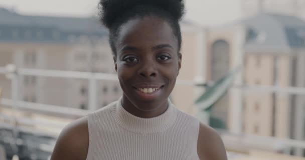 Portret Beztroskiej Afroamerykanki Uśmiechniętej Miejskiej Kawiarni Dachu Pozytywne Emocje Przyjemna — Wideo stockowe