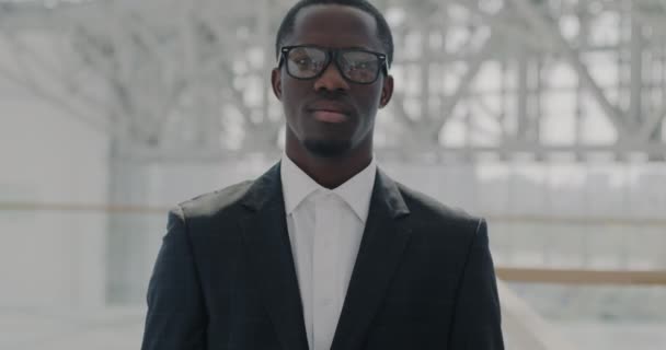 身着雅致服装的非洲裔美国人的慢镜头肖像站在机场大堂 看着镜头 通勤和专业职业概念 — 图库视频影像