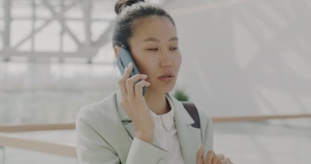 Ambiciosa Mujer Negocios Hablando Por Teléfono Móvil Edificio Oficinas Concentró — Vídeo de stock