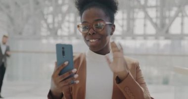Afrika kökenli Amerikalı bir kadının havaalanından internet üzerinden telefon görüşmesi yapması ve akıllı telefon kullanarak iş görüşmesi yapması. İletişim ve girişimci konsepti.