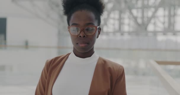 Portret Pewnej Siebie Afroamerykanki Eleganckim Stroju Okularach Stojącej Nowoczesnym Centrum — Wideo stockowe