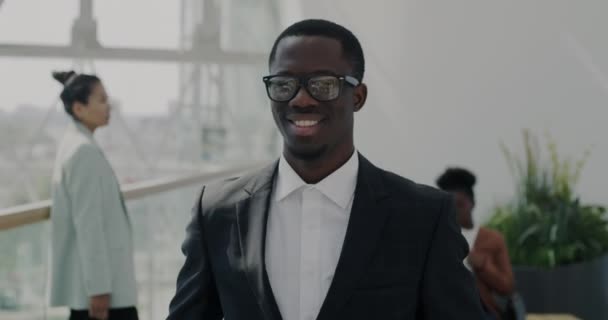 Ambitiös Afroamerikansk Affärsman Promenader Kontorshotellet Lobby Med Panoramafönster Och Kontrollera — Stockvideo