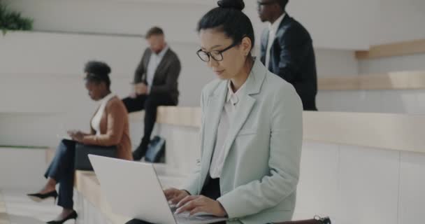 Empreendedor Motivado Usando Laptop Digitando Sentado Moderna Área Trabalho Livre — Vídeo de Stock