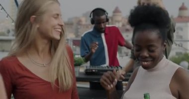 Kaygısız arkadaşlar dans eden şişelerle çatıdaki partide yaratıcı DJ 'le oynaşıyorlar. Güzel kadınlar çeşitli gruplarda içki içip gülüyorlar..