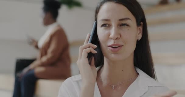 Portret Uśmiechniętej Młodej Bizneswoman Rozmawiającej Przez Telefon Komórkowy Dyskutującej Pracy — Wideo stockowe