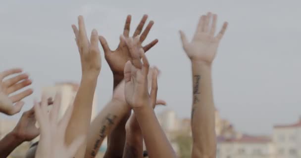 Close Mãos Com Tatuagens Dançando Telhado Enquanto Pessoas Diverso Grupo — Vídeo de Stock