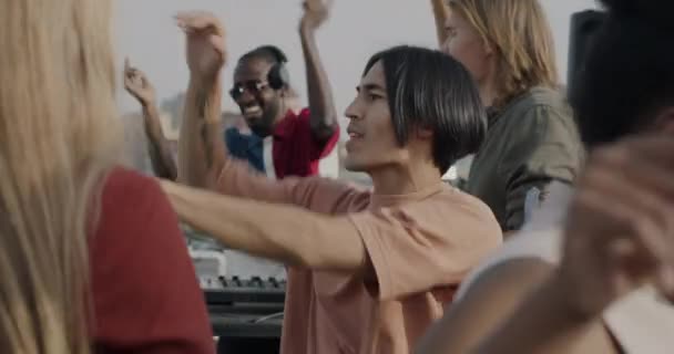 Movimento Lento Jovens Felizes Roupas Casuais Dançando Movendo Para Música — Vídeo de Stock