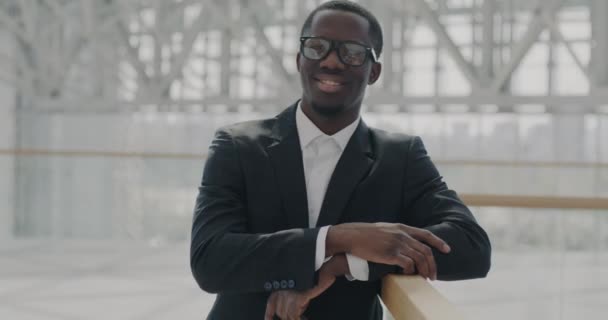 Neşeli Bir Afrikalı Amerikalı Modern Cam Duvar Havaalanında Durmuş Gezisini — Stok video