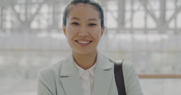 Retrato Cámara Lenta Ambiciosa Dama Asiática Sonriendo Pie Vestíbulo Del — Vídeos de Stock