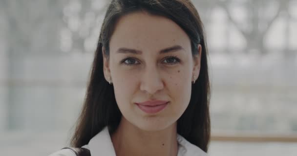 Gros Plan Portrait Une Femme Affaires Ambitieuse Debout Intérieur Dans — Video