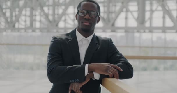 野心的なアフリカ系アメリカ人のマネージャーのスローモーション肖像画は 単独で空港に立ってカメラを見ている コミュニケーションと起業家の概念 — ストック動画