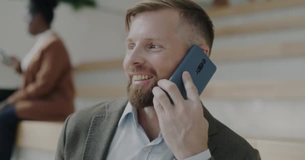 Portrét Sebevědomého Mladého Muže Mluvícího Mobilním Telefonu Usmívajícího Diskutujícího Venku — Stock video