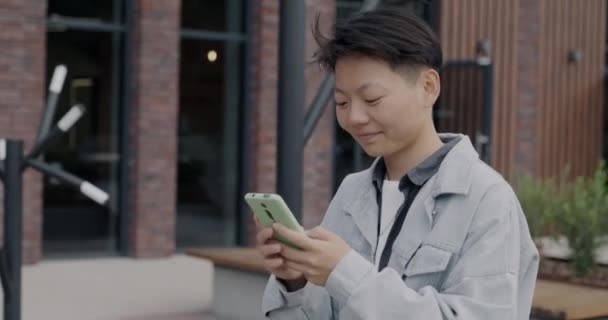 Mouvement Lent Étudiant Asiatique Heureux Utilisant Smartphone Marche Dans Rue — Video