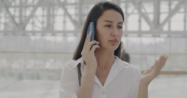 Magabiztos Női Menedzser Beszél Mobilon Gesztikulál Parancsokat Osztogat Üvegfal Irodájában — Stock videók