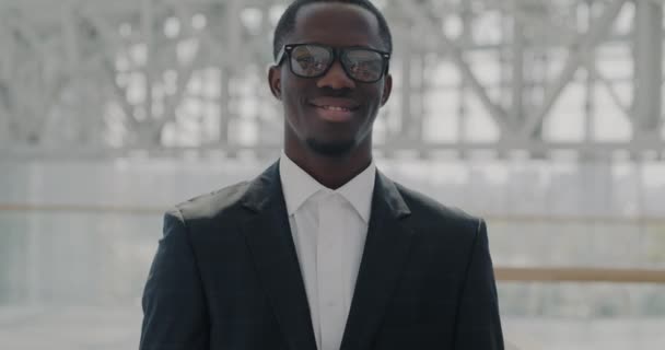 Zeitlupenporträt Eines Fröhlichen Afroamerikanischen Geschäftsmannes Mit Brille Und Anzug Der — Stockvideo
