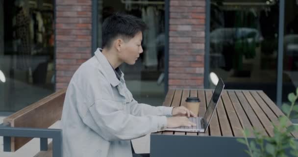 Jeune Homme Indépendant Asiatique Travaillant Avec Ordinateur Portable Assis Table — Video