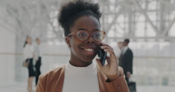 Ofis Binasında Cam Duvarlarla Tartışırken Cep Telefonuyla Konuşan Afrikalı Amerikalı — Stok video
