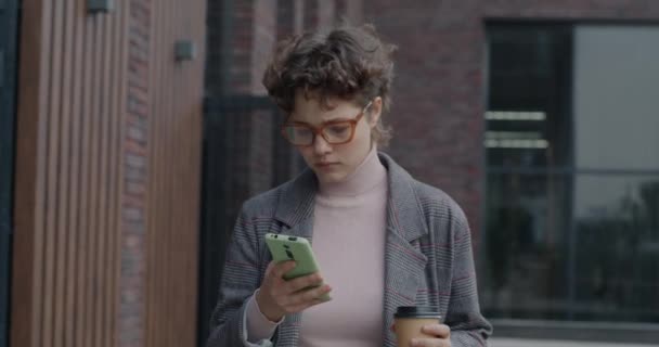 Zpomalený Pohyb Bezstarostné Mladé Dámy Procházky Ulici Pomocí Smartphonu Pití — Stock video